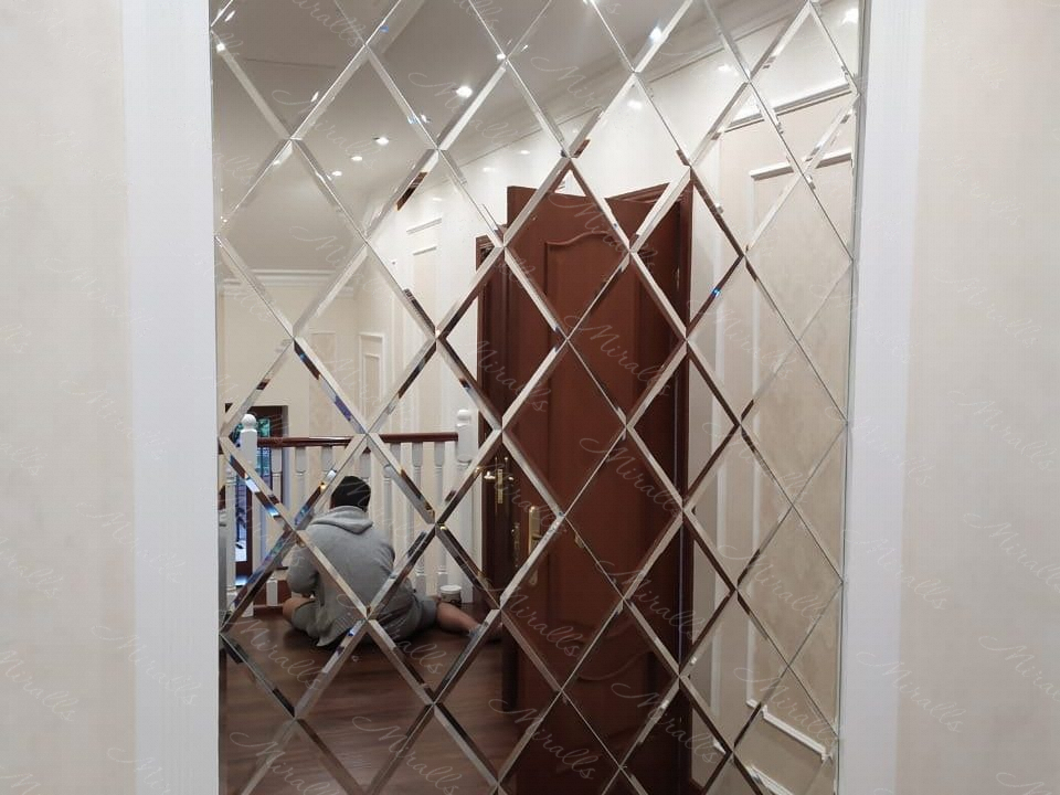Зеркальное панно Adam в ЖК Триколор