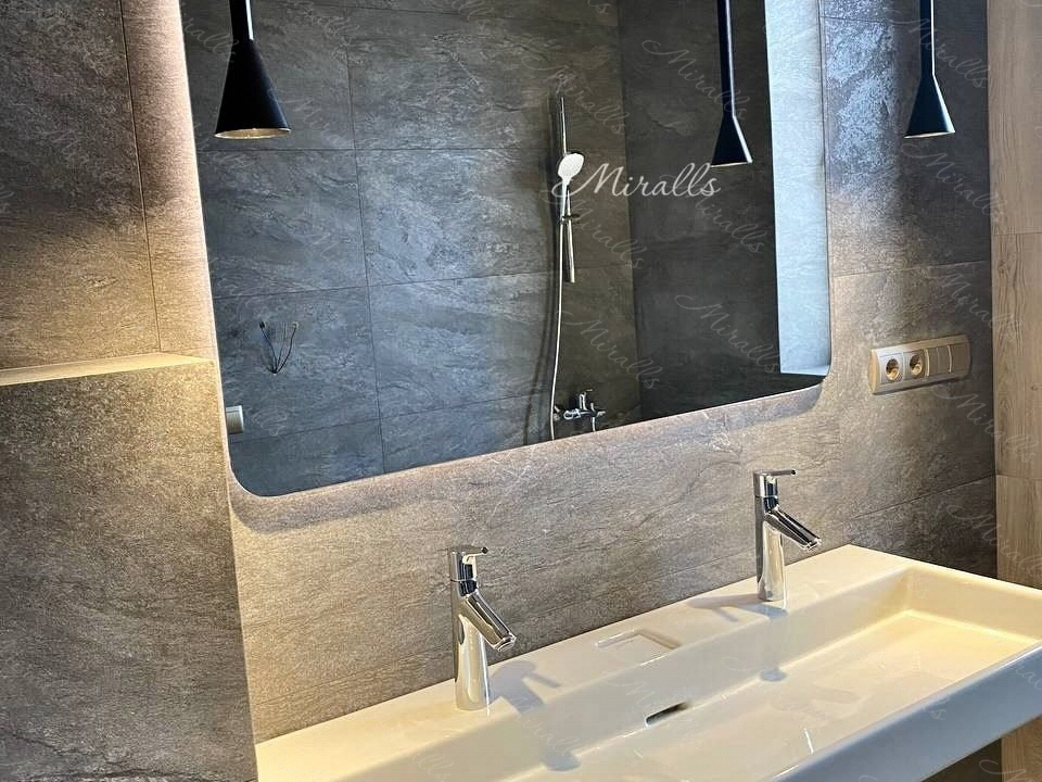 прямоугольное зеркало с подсветкой Lux в ванне