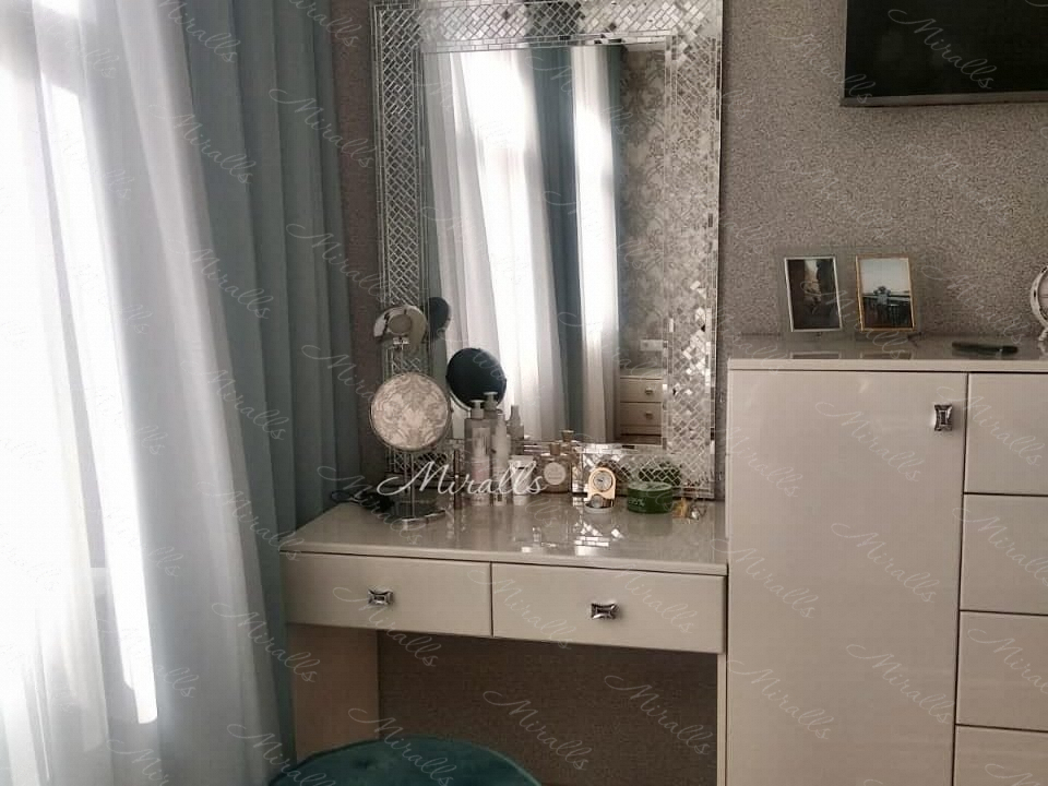 зеркало в раме из мозаики в комнате Antique