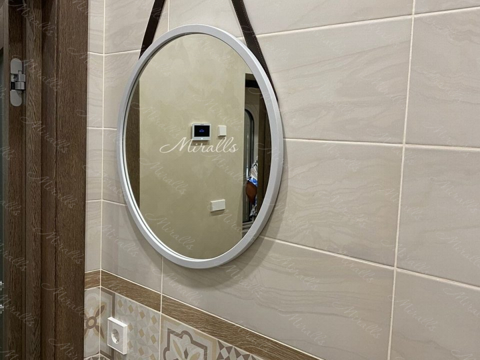 Зеркало на ремнях Estetica в ванной
