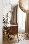 Зеркальное панно в гостиной Lira