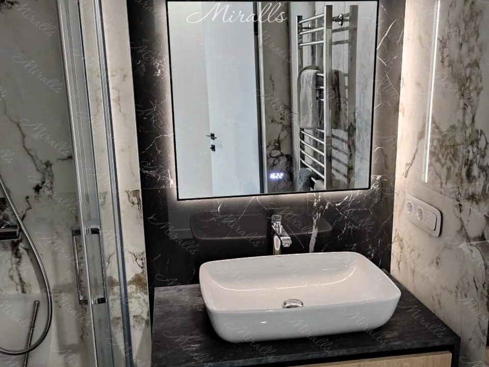 Зеркало Brams Extra в ванной комнате