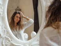 Почему зеркало отражает?