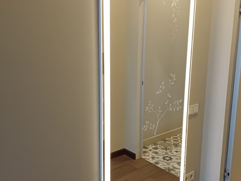 Зеркало Edging в прихожей частной квартиры