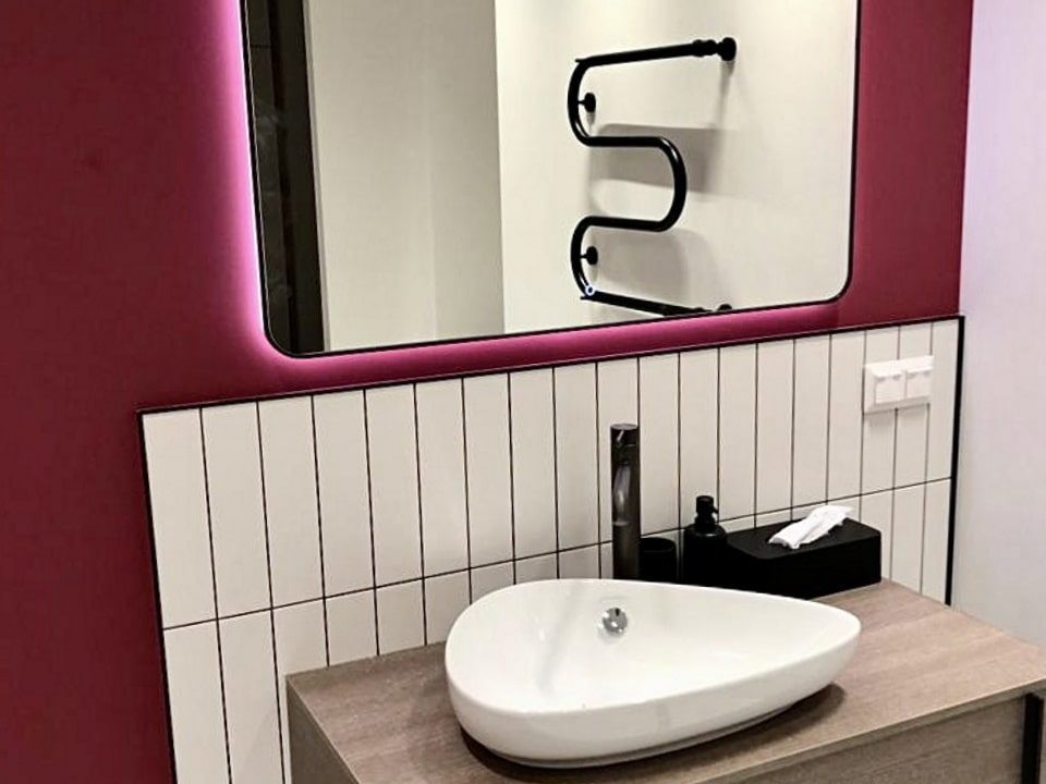 Зеркало с подсветкой в тонкой раме Maison Extra