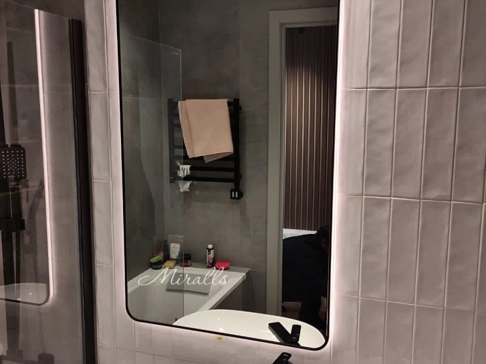 Зеркало с подсветкой в тонкой раме Maison Extra