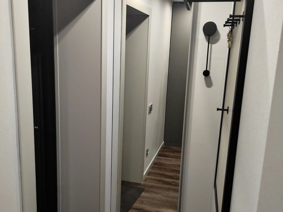 Зеркальное полотно в прихожей
