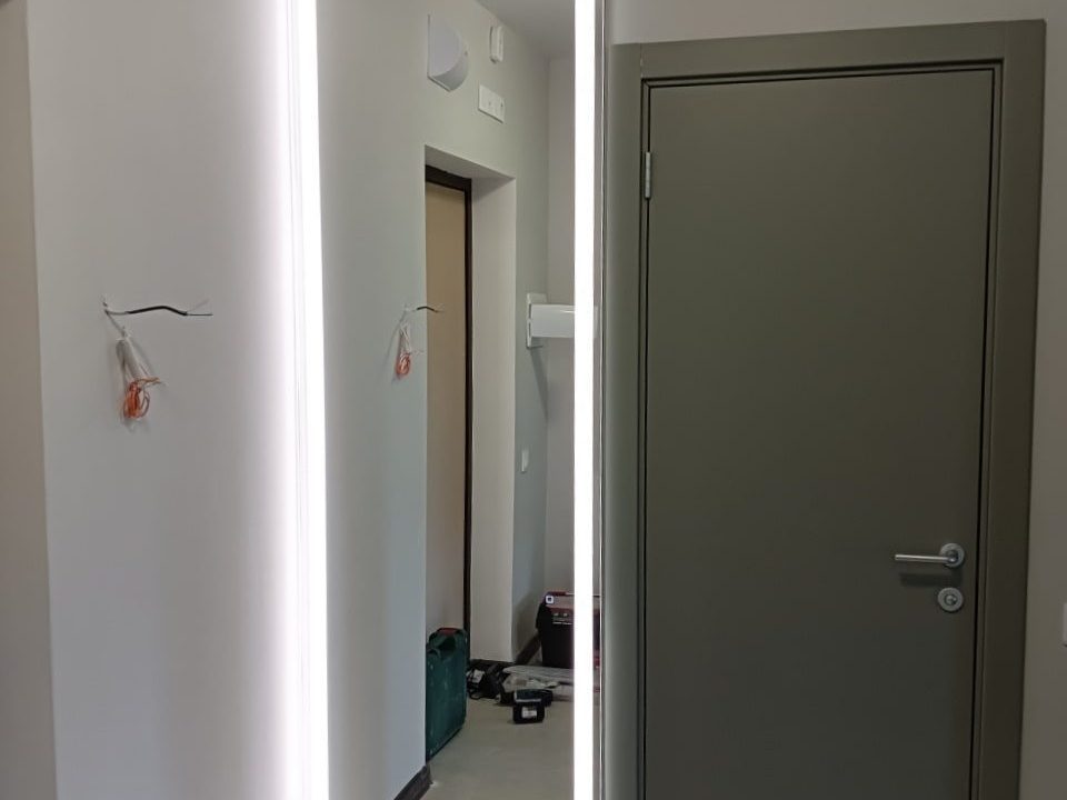 Зеркало Edging XL сразу после монтажа