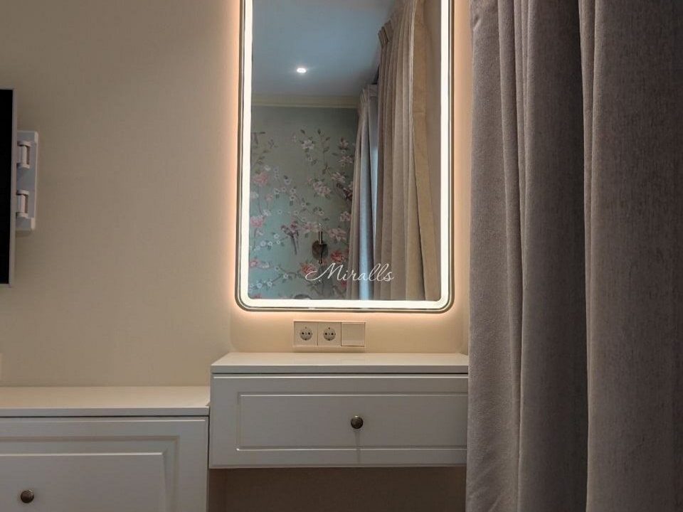 Зеркало Maison Plus в спальне