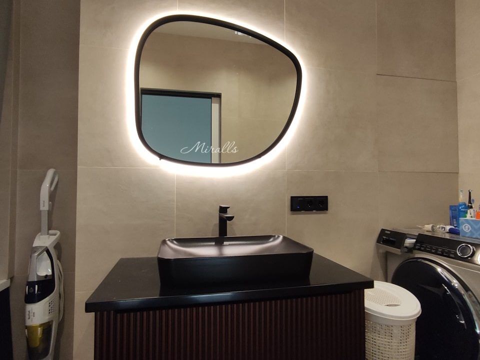 Фигурное зеркало в раме Scale Extra