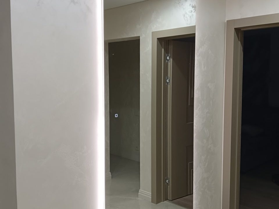 Минималистичное зеркало с подсветкой Basic XL в прихожей