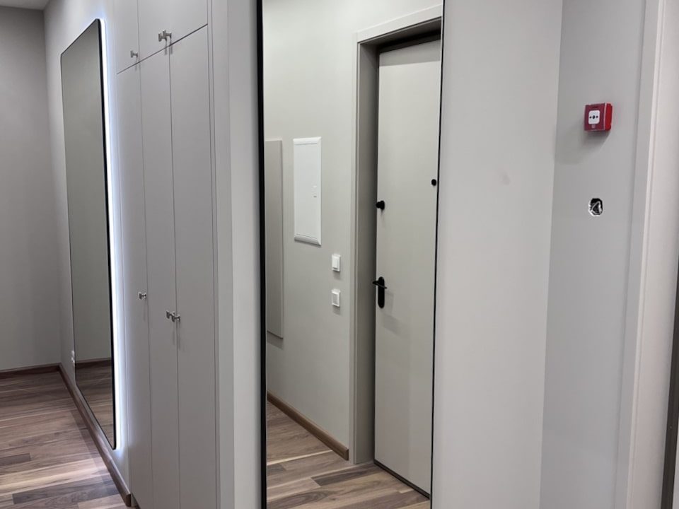 Ростовое зеркало Maison XL в прихожей