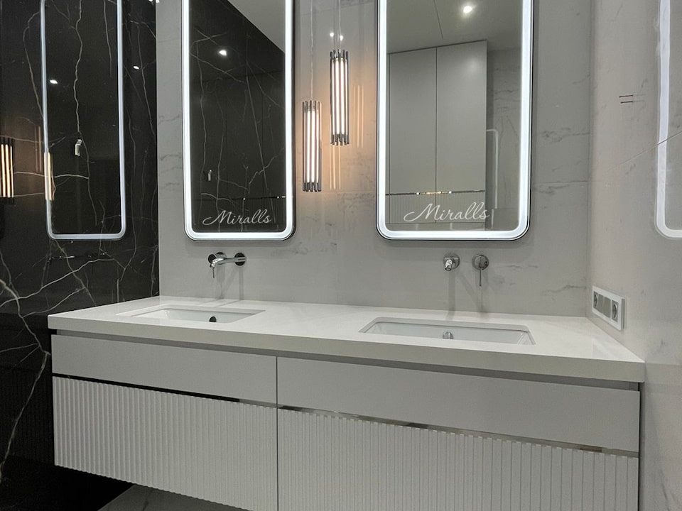 Зеркала Maison Plus в красивом санузле