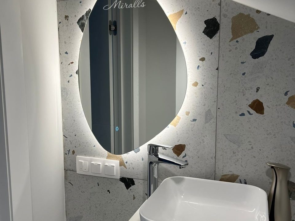 Зеркало Onyx Extra с тач сенсором в частном доме