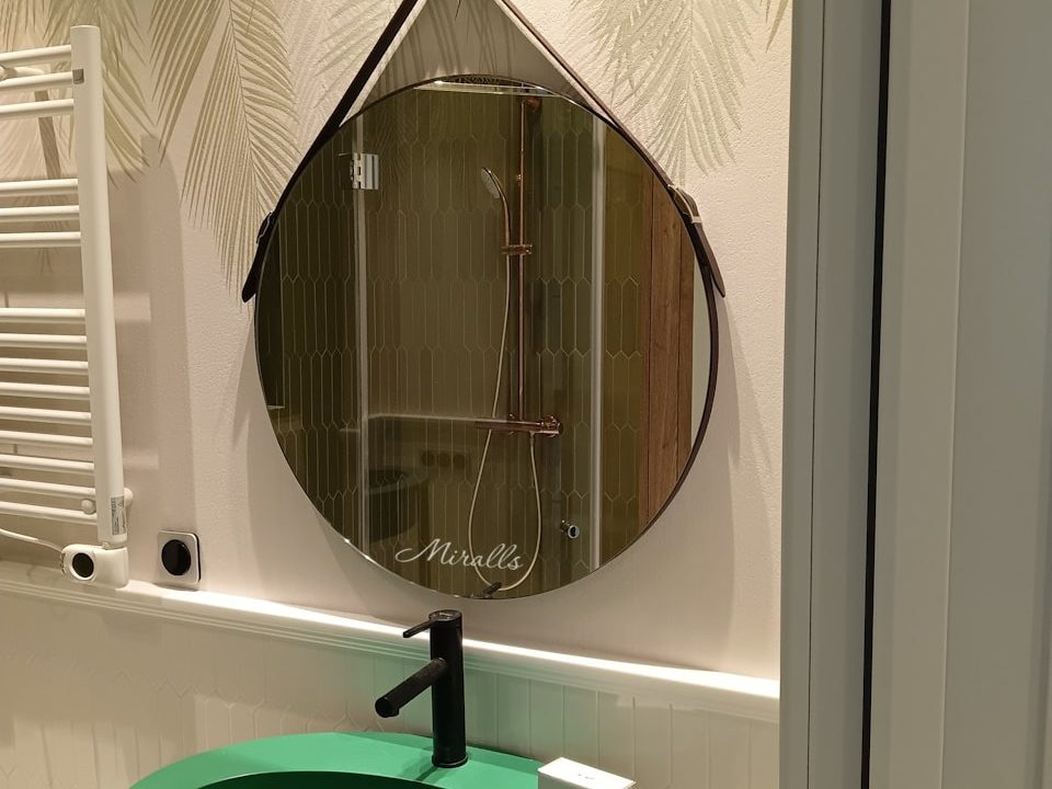 Зеркало на ремне Tile в ванной комнате