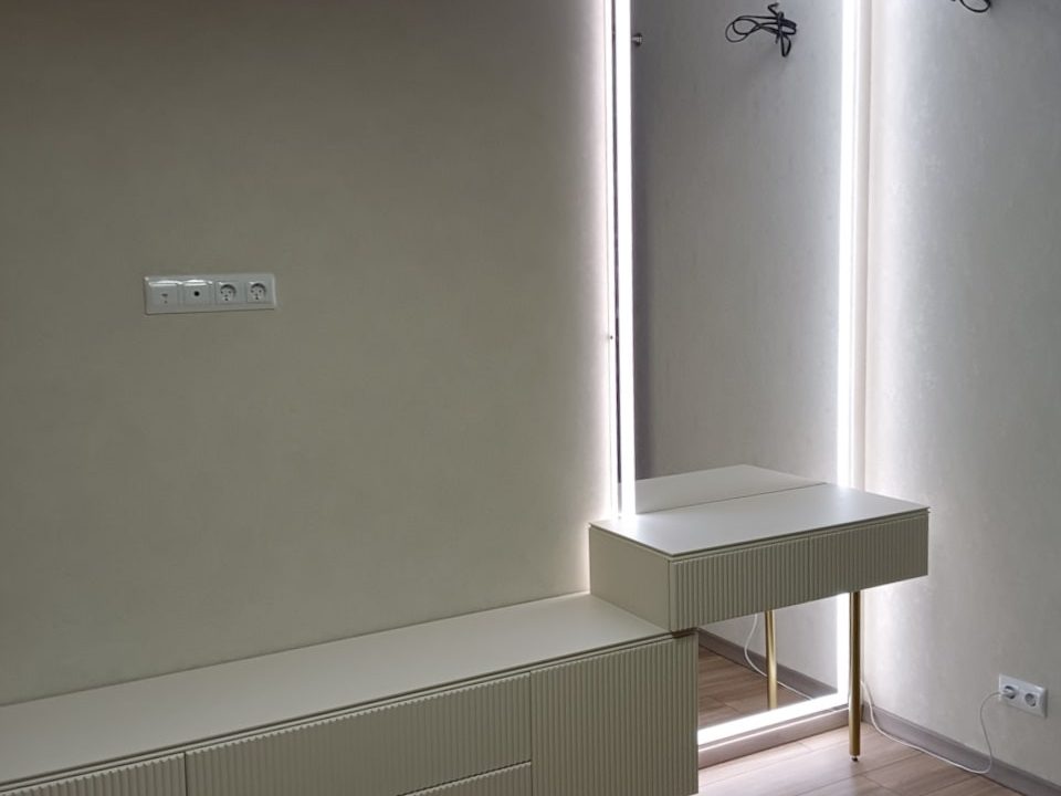 Зеркало с подсветкой Edging XL в гостиной