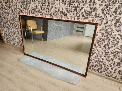 Прямоугольное зеркало в раме с подсветкой Bruno