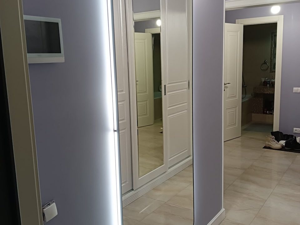 Высокое зеркало с подсветкой Maison XL в прихожей