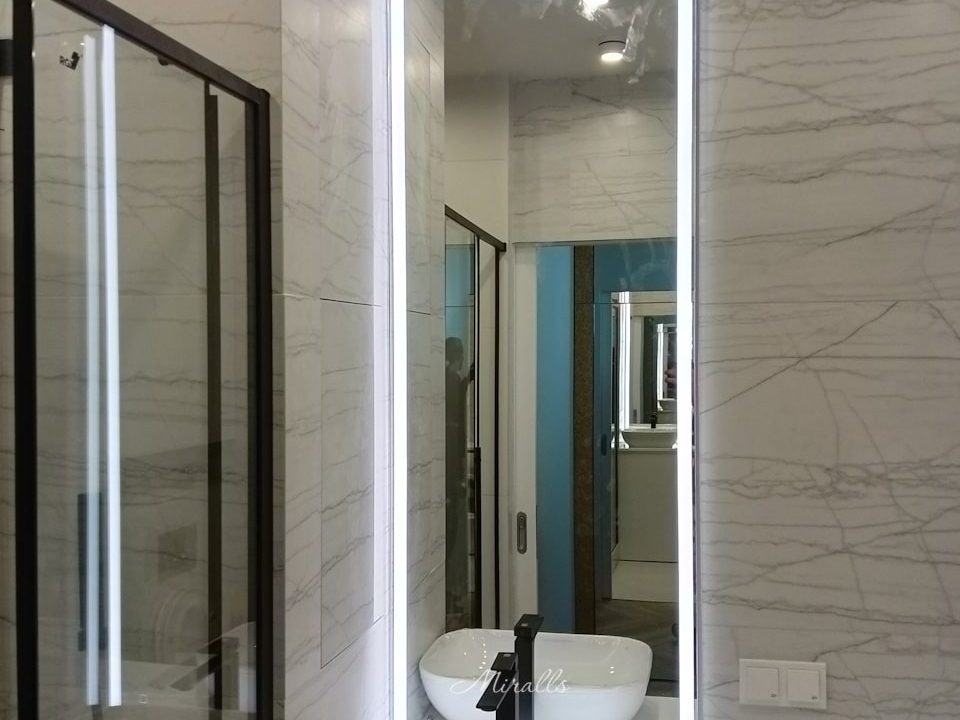 Зеркало Murano Extra с тач сенсором в ванной комнате