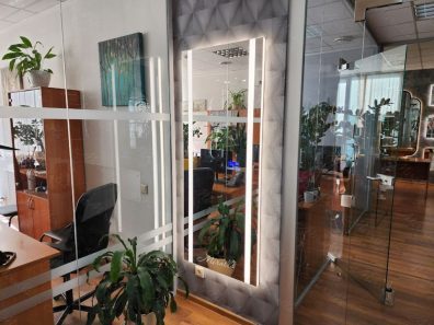 https://miralls.it-kolibri.com/wp-content/uploads/2023/06/Zerkalo-s-vertikalnoj-podsvetkoj-i-audiosistemoj-Ligero-XL-2-min-396x297.jpg