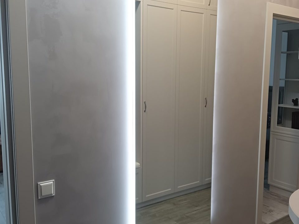 Большое зеркало Basic XL в светлом интерьере
