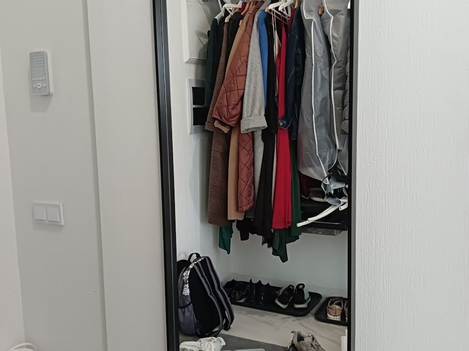 Большое зеркало Look на стене