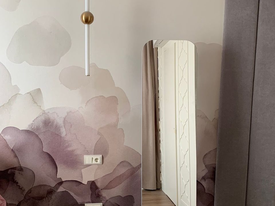 Лаконичное напольное зеркало Satin в спальне