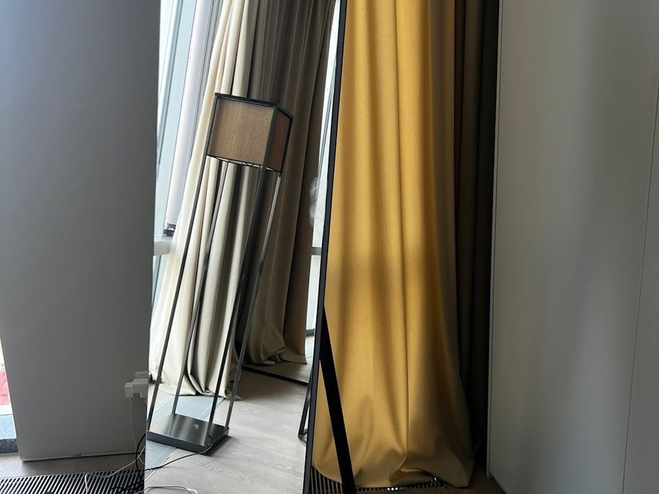 Напольное зеркало Satin в спальне