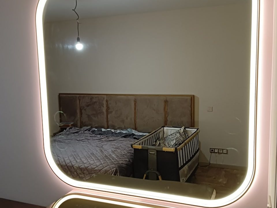 Стильное зеркало Maison Plus в макияжной зоне