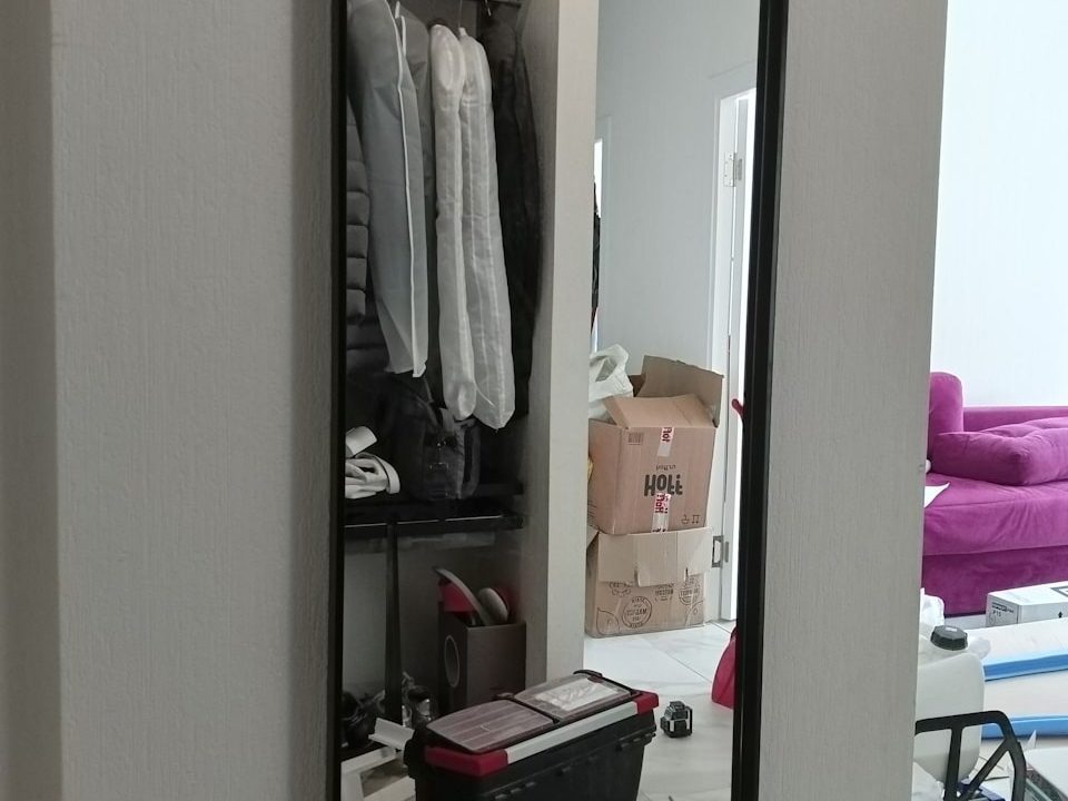 Большое зеркало Look на стене