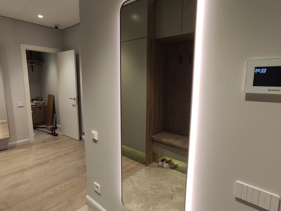 Большое зеркало Maison XL в интерьере прихожей