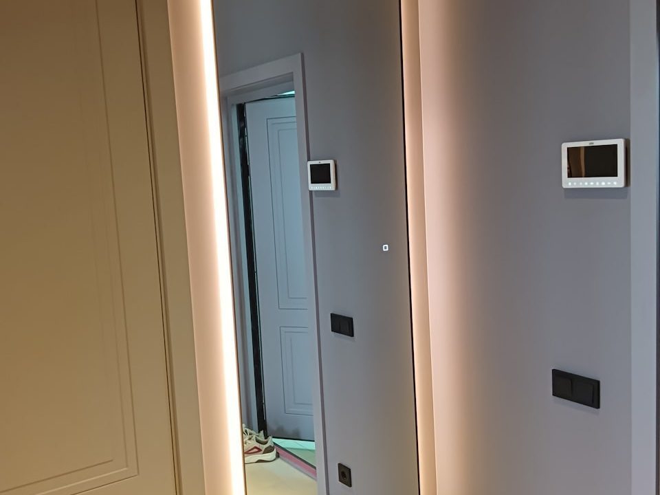 Большое зеркало Maison XL в прихожей