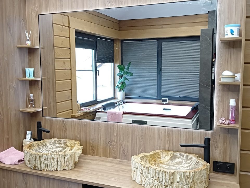 Зеркало Brams Extra в ванной комнате