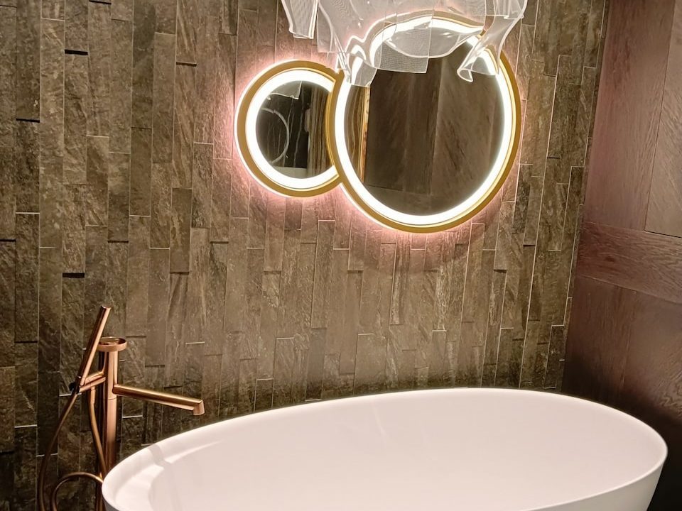 Зеркало Solaris Plus в ванной комнате