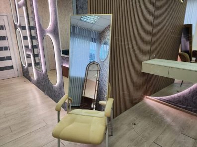 Прямоугольное зеркало без подсветки в тонкой золотой раме Brams