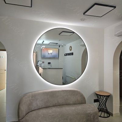 Большое круглое зеркало Medea Extra XL в интерьере стоматологии