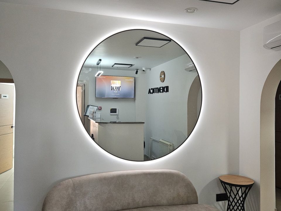 Большое круглое зеркало Medea Extra XL в интерьере стоматологии